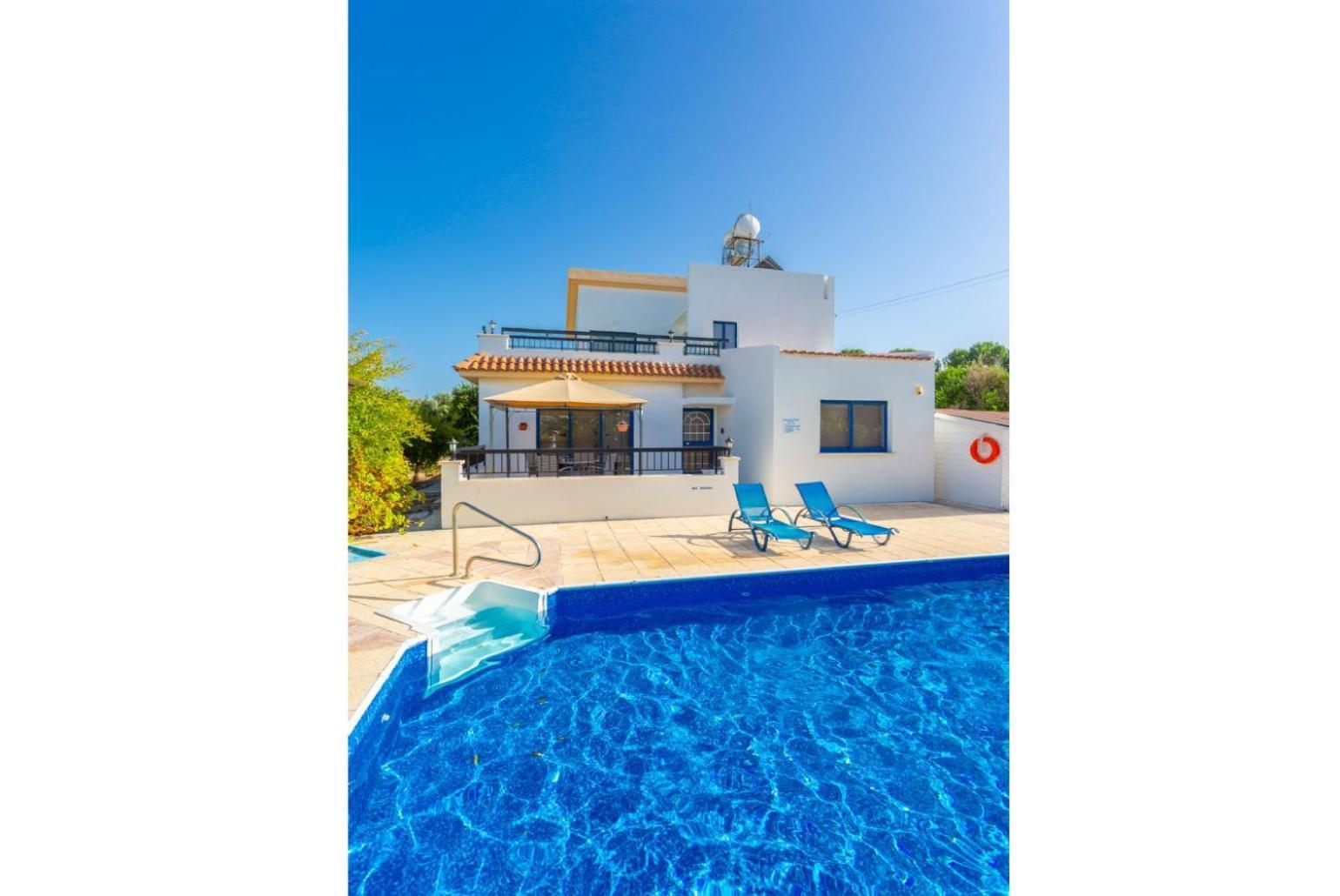 Charoula Pente Villa