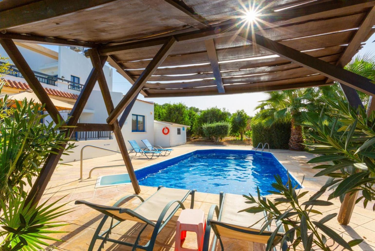 Charoula Pente Villa